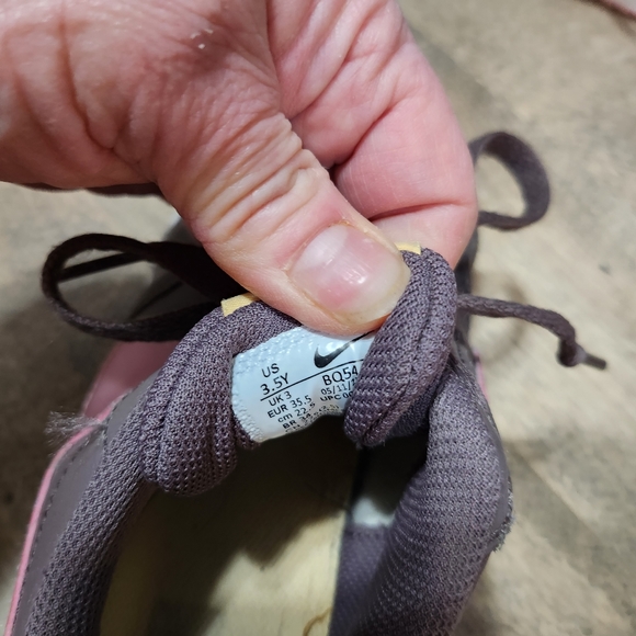Preowned girls size 3.5 Nike - Picture 3 of 6